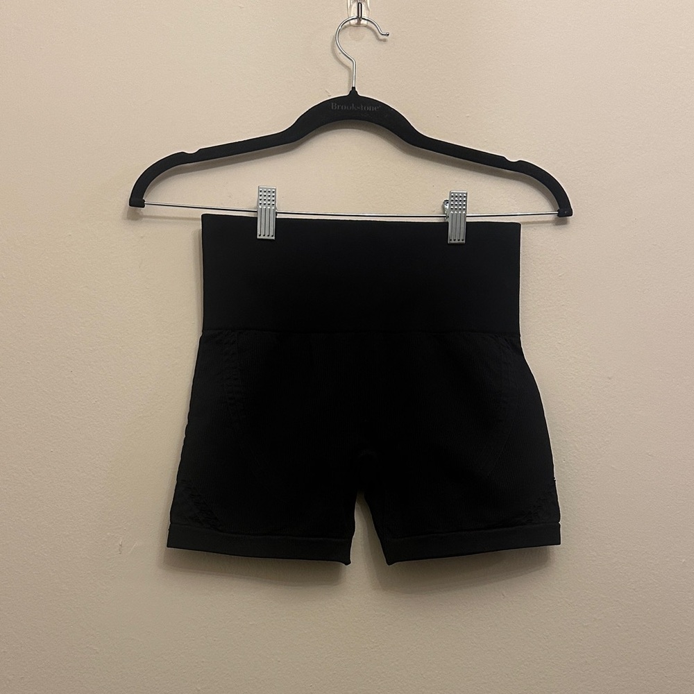 Magnlens NWT Black Seamless Gym Athletic Bike Shorts Size S Trendy Form Fitting‎